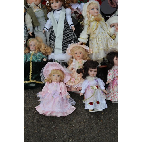 713 - QUANTITY OF DOLLS