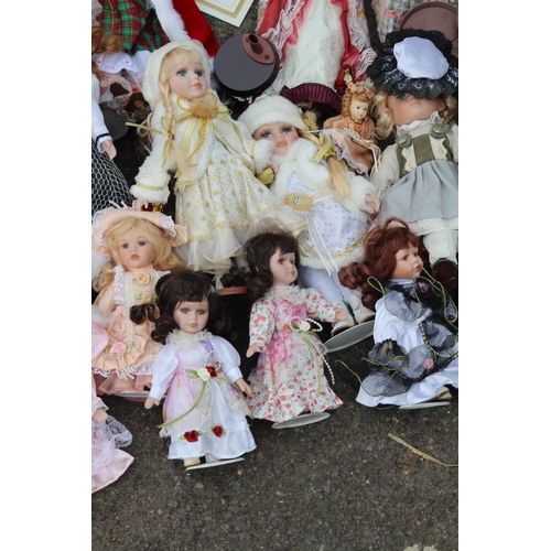 713 - QUANTITY OF DOLLS