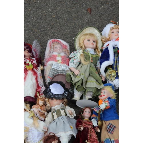 713 - QUANTITY OF DOLLS