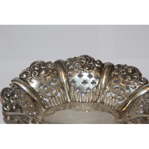 1020 - SILVER BON BON DISH - 20.5G - BIRMINGHAM 1906 - SAUNDERS AND HOLLINGS - 11 x 8.5cm