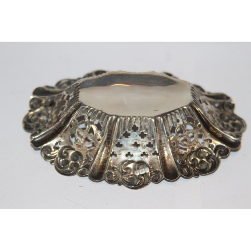 1020 - SILVER BON BON DISH - 20.5G - BIRMINGHAM 1906 - SAUNDERS AND HOLLINGS - 11 x 8.5cm