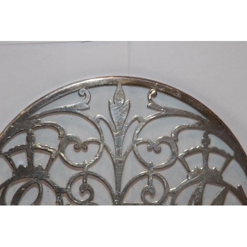 1026 - SILVER AND GLASS TEAPOT STAND - LONDON 1935 - GOLDSMITHS AND SILVERSMITHS CO