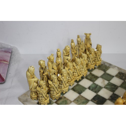 592 - QUANTITY OF CHESSMEN AND BOARD