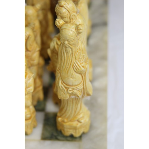 592 - QUANTITY OF CHESSMEN AND BOARD