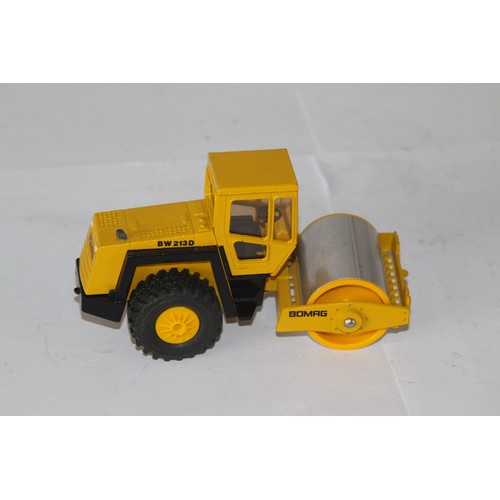 319 - NZG BOMAG BW 213D NO 2710 ROLLER DIE-CAST MODEL WITH BOX