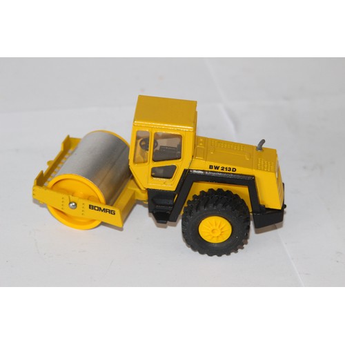 319 - NZG BOMAG BW 213D NO 2710 ROLLER DIE-CAST MODEL WITH BOX