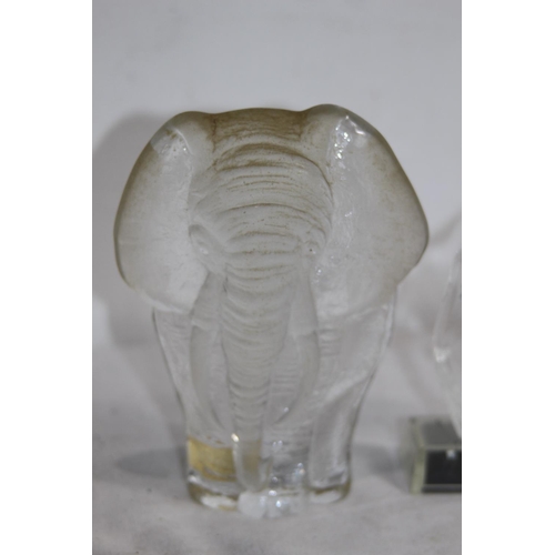 799 - MATS JONASSON GLASS ELEPHANT PAPERWEIGHT PLUS ONE OPTHER 
14 X 11CM