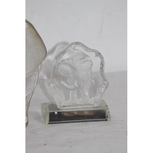 799 - MATS JONASSON GLASS ELEPHANT PAPERWEIGHT PLUS ONE OPTHER 
14 X 11CM