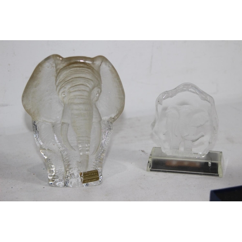 799 - MATS JONASSON GLASS ELEPHANT PAPERWEIGHT PLUS ONE OPTHER 
14 X 11CM