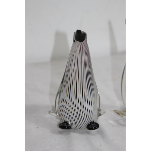 801 - ART GLASS PENGUIN AND DOLPHIN 
15CM