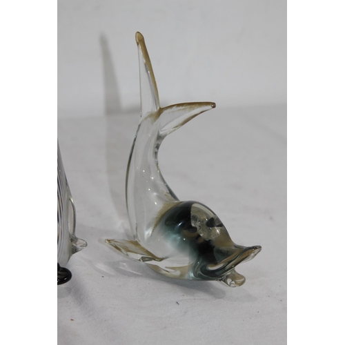 801 - ART GLASS PENGUIN AND DOLPHIN 
15CM