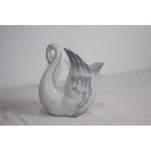 809 - NAO SWAN VASE
22CM