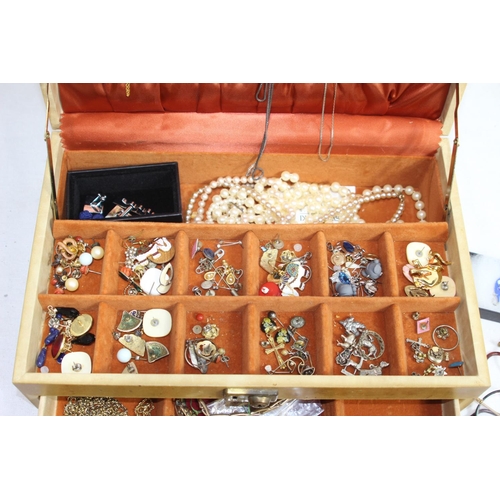 979 - JEWELLERY BOX AND CONTENTS