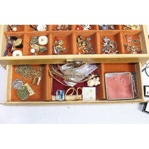 979 - JEWELLERY BOX AND CONTENTS