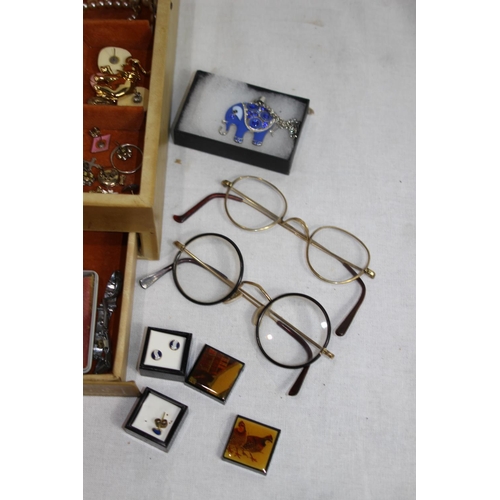 979 - JEWELLERY BOX AND CONTENTS