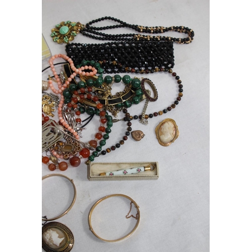 981 - QUANTITY OF COLLECTABLE COSTUME JEWELLERY