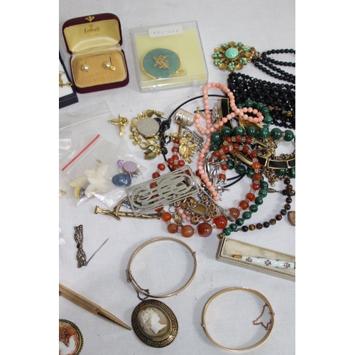 981 - QUANTITY OF COLLECTABLE COSTUME JEWELLERY