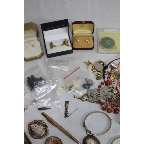 981 - QUANTITY OF COLLECTABLE COSTUME JEWELLERY