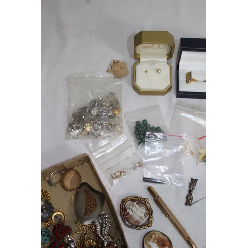 981 - QUANTITY OF COLLECTABLE COSTUME JEWELLERY