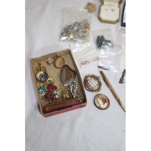 981 - QUANTITY OF COLLECTABLE COSTUME JEWELLERY