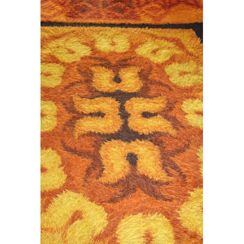 107 - RETRO RUG 
198 X 140CM