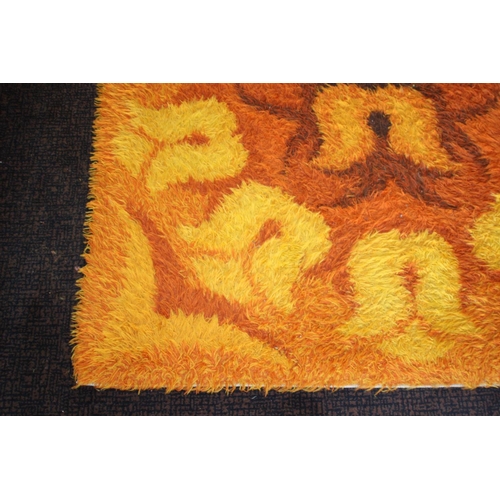 107 - RETRO RUG 
198 X 140CM