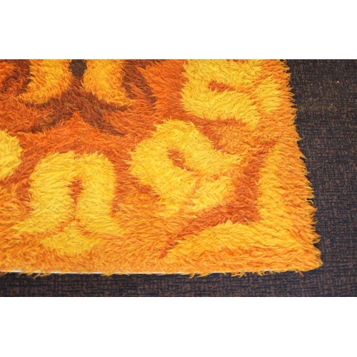 107 - RETRO RUG 
198 X 140CM