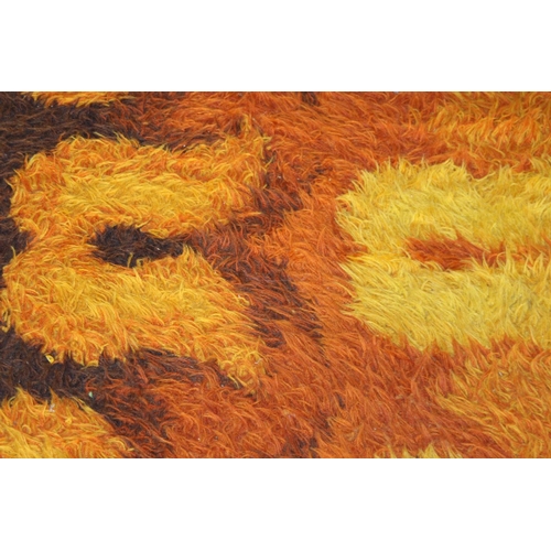 107 - RETRO RUG 
198 X 140CM