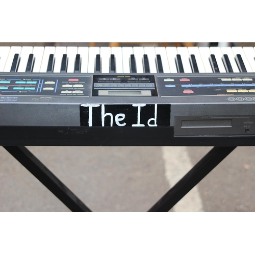 555 - CASIO CZ-100 KEYBOARD AND STAND