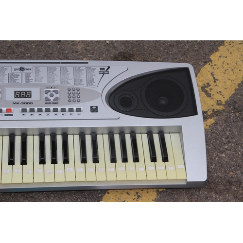 557 - GEAR 4 MUSIC MK - 3000 KEYBOARD