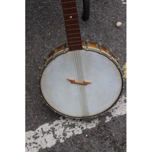 572 - BANJO IN CASE