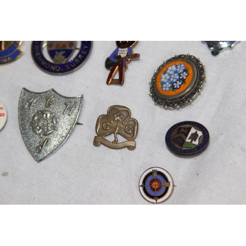 880 - QUANTITY OF VINTAGE BADGES