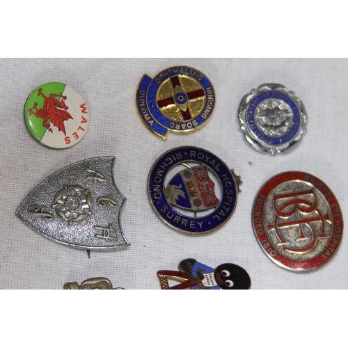 880 - QUANTITY OF VINTAGE BADGES