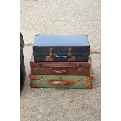 31 - COACHING TRUNK AND 3 VINTAGE SUITCASE
76 X 60CM