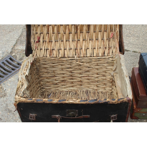 31 - COACHING TRUNK AND 3 VINTAGE SUITCASE
76 X 60CM