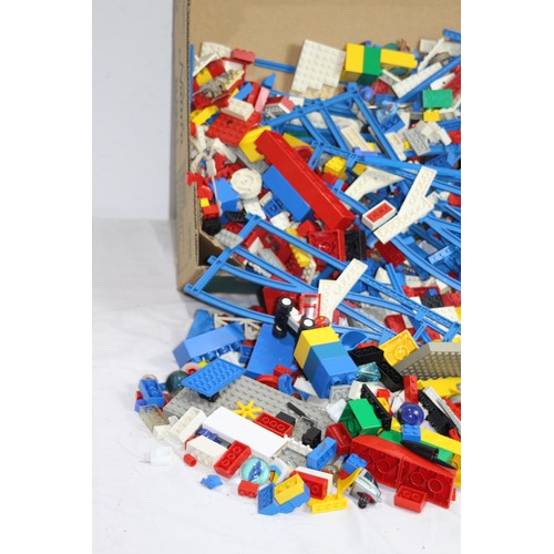 518 - LARGE QUANTITY OF VINTAGE LEGO