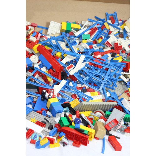 518 - LARGE QUANTITY OF VINTAGE LEGO