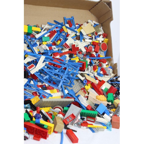 518 - LARGE QUANTITY OF VINTAGE LEGO