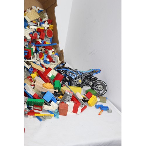 518 - LARGE QUANTITY OF VINTAGE LEGO