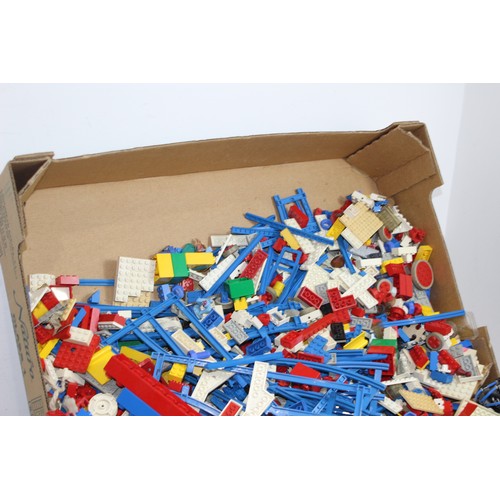 518 - LARGE QUANTITY OF VINTAGE LEGO