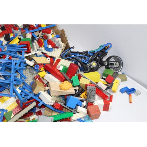 518 - LARGE QUANTITY OF VINTAGE LEGO