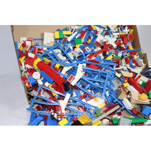 518 - LARGE QUANTITY OF VINTAGE LEGO