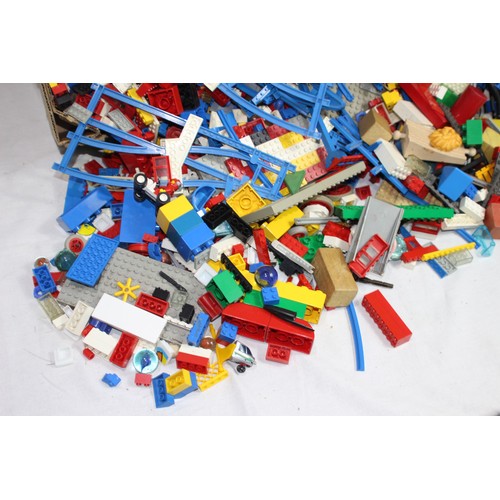 518 - LARGE QUANTITY OF VINTAGE LEGO