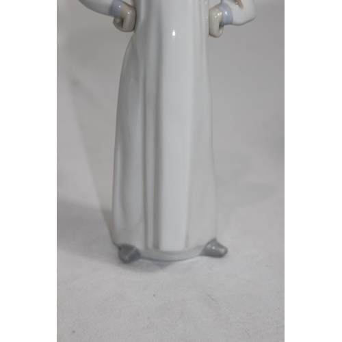 821 - LLADRO 4872 GIRL WITH HANDS ON HIPS 
22CM