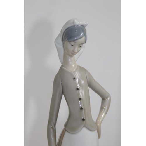 823 - LLADRO 1035 LADY WITH DUCKS 
28CM