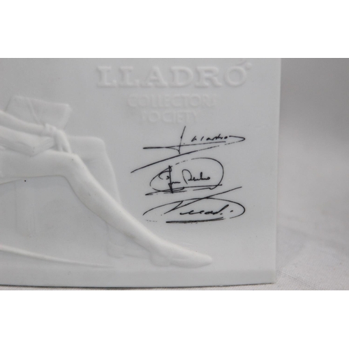 824 - LLADRO COLLECTORS SOCIETY SIGNED PLAQUE 
14.5 X 11CM