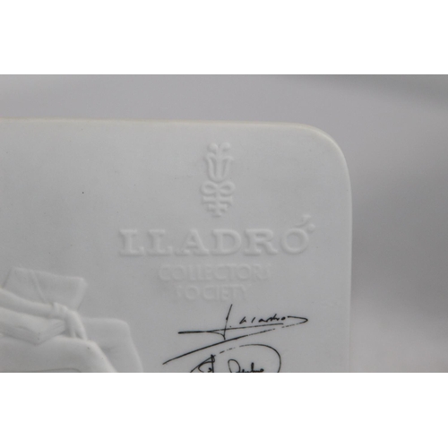 824 - LLADRO COLLECTORS SOCIETY SIGNED PLAQUE 
14.5 X 11CM