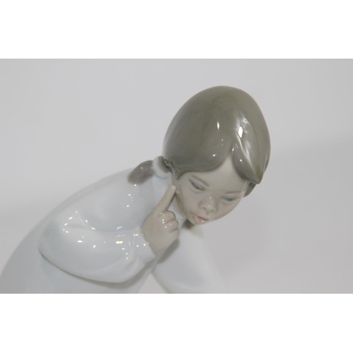 827 - LLADRO 4523 GIRL WITH SLIPPERS WITH BOX
15CM