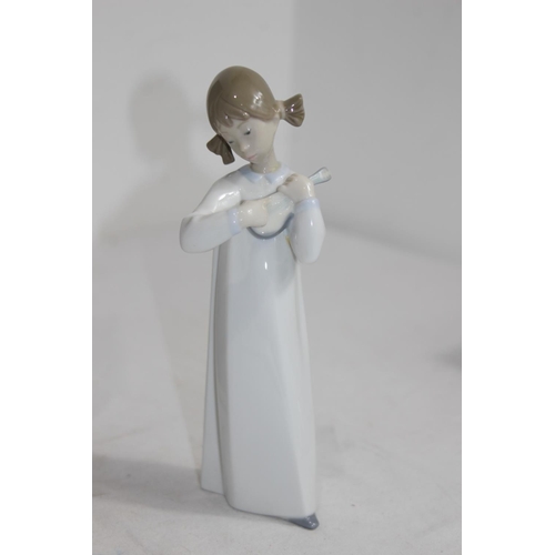 828 - LLADRO 04811 GIRL GUITARIST WITH BOX 
22CM