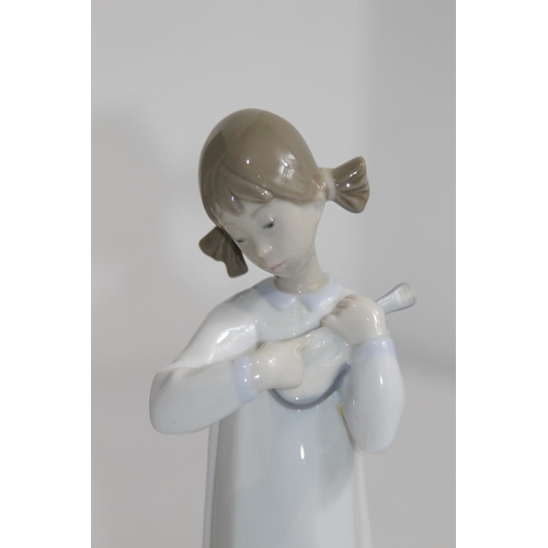 828 - LLADRO 04811 GIRL GUITARIST WITH BOX 
22CM